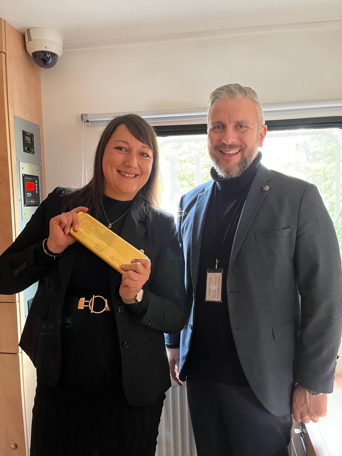 Patricia Brand-Winkler hält Goldbarren im Goldtruck